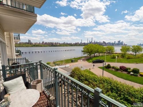 226 The Promenade, Edgewater NJ  07020-2113 exterior