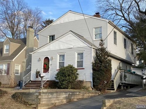 878 Elm Ave, River Edge, NJ 07661-1602