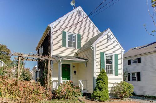 4 Conrad Ct, Middletown, RI 02840-3838