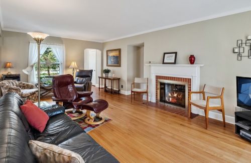 923 Delany Rd, Gurnee, IL 60031-2056