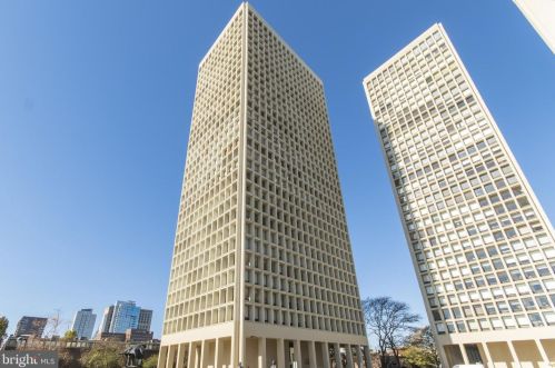 210 Locust St, Philadelphia PA 19106-3945 exterior