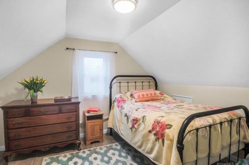 2 Glasser St, Norwalk CT  06854-4122 exterior