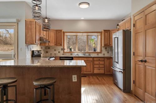 2 Wheatfield Dr, Wallingford CT  06492-5453 exterior