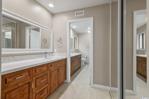 2520 Flintridge Dr, Glendale CA  91206-1033 exterior