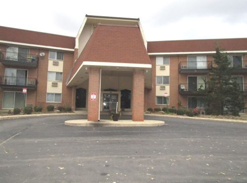 1198 Royal Glen Dr, Glendale Heights, IL 60137-7700