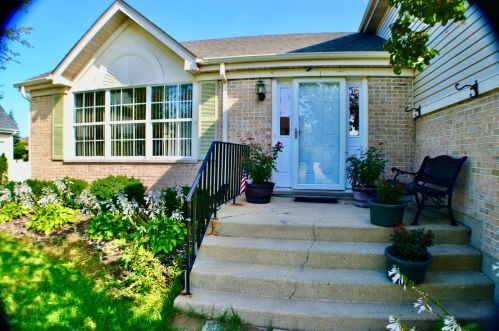 1215 Easton Dr, Carol Stream IL  60188-6099 exterior