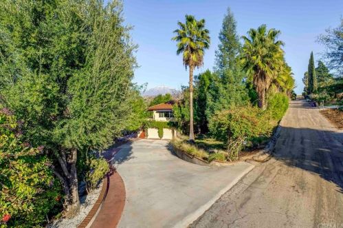 301 La Colina Dr, Redlands, CA 92374-8253