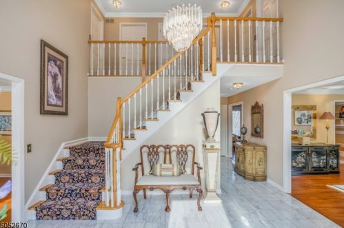 19 Deer Path Cir, Green Brook, NJ 08812-2049