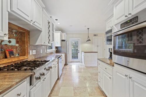 1386 Hanover West Dr, Atlanta GA  30327-1139 exterior