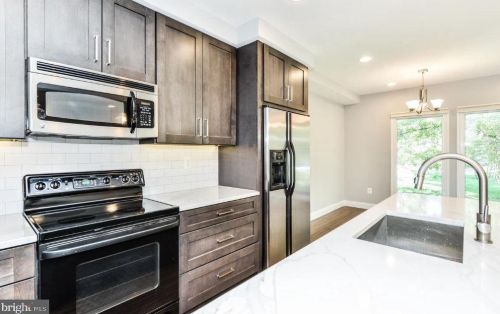 1802 Shore Ct, Herndon VA  20190-4826 exterior