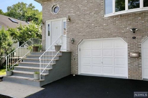 11 Ontario St, Dumont, NJ 07628-2725