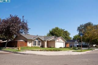 710 Oporto St, Lemoore, CA 93245-9007