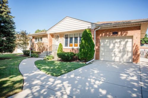 8933 Harlem Ave, Morton Grove, IL 60053-2064