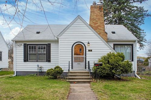 1069 Barrett St, Saint Paul, MN 55103-1312