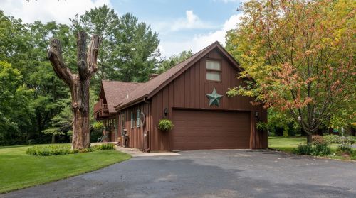 3994 Blackhawk Rd, Rockford, IL 61109-3934