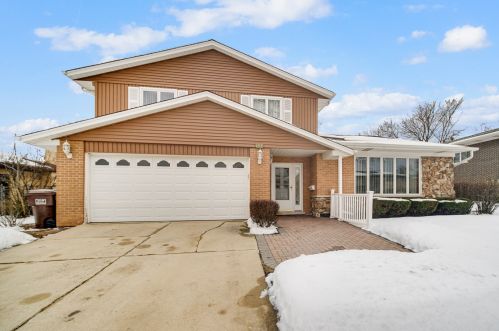 15253 Pine Dr, Oak Forest, IL 60452-1531