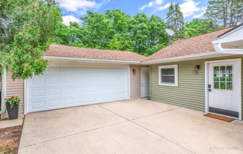 470 Broadway Ave, Bull Valley, IL 60014-7102