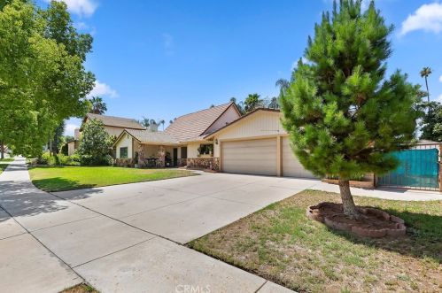 2662 Sovereign Way, Riverside CA  92506-5120 exterior