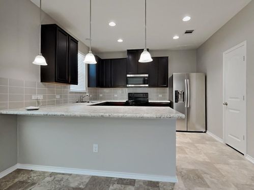 401 New Bridge Dr, Uhland TX  78640-5581 exterior