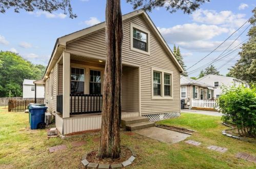 81 Sweet St, Warwick, RI 02889-8419