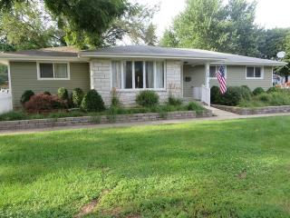 210 6th St, Momence, IL 60954-1216