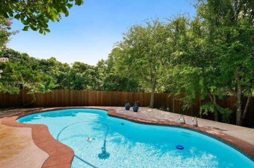 305 Chandler Lake Ct, Fort Worth, TX 76103-1001