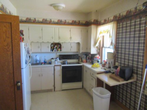 609 5th St, Pipestone, MN 56164-1898