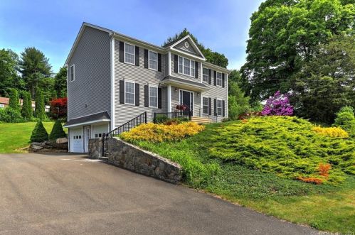 1 Danielle Ct, Derby, CT 06418-2402