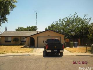 400 Bates Ct, Turlock, CA 95382-1601