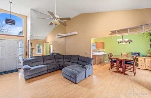 408 Magnolia Dr, North Aurora, IL 60542-3037