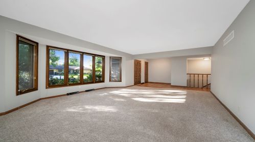 927 Nassau Pkwy, Rockford, IL 61107-3835