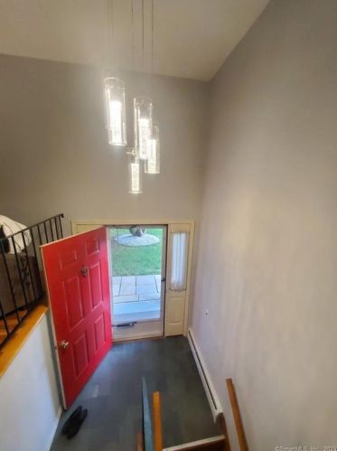 10 Thistle Ct, Norwalk CT  06851-1907 exterior