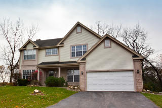 562 Meadowview Dr, Lake Barrington, IL 60084