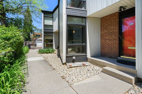1926 Farwell Ave, Chicago, IL 60626-3103