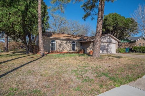 5960 Richard Dr, Fort Worth, TX 76148-2727