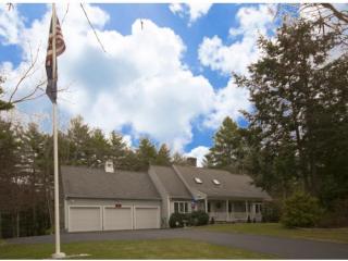 35 Reyners Brook Dr, Dover, NH 03820-5902