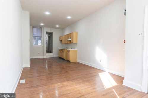 802 4th St, Philadelphia, PA 19147-3104