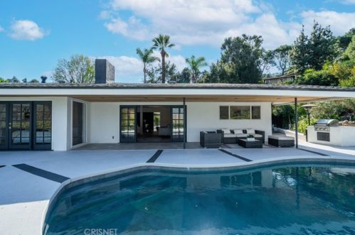 3701 Royal Woods Dr, Van Nuys CA  91403-4217 exterior