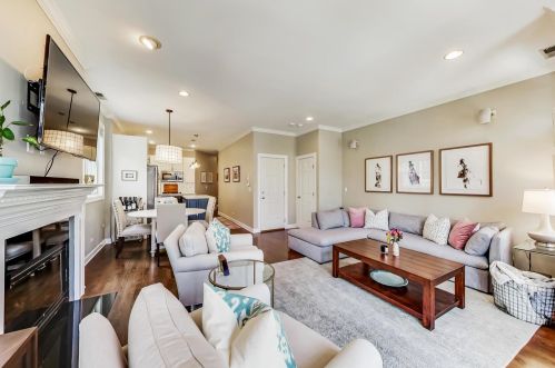 1131 Wolfram St, Chicago, IL 60657-4329