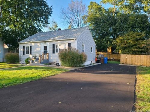 22 Wakeley St, Huntington, CT 06484-4525