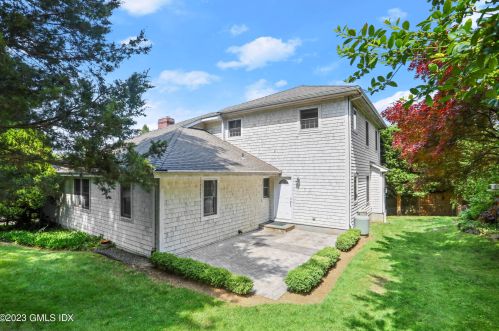 22 Bishop Dr, Greenwich CT  06831-4155 exterior