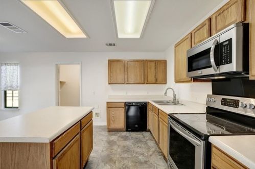 400 Masonwood Dr, Uhland TX 78640-4609 exterior