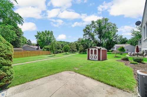 1926 Springside Dr, Naperville IL  60565-2242 exterior