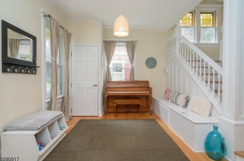10 James St, Montclair, NJ 07042-2902