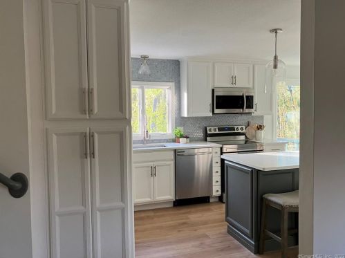 42 Grieb Rd, Wallingford CT  06492-2510 exterior
