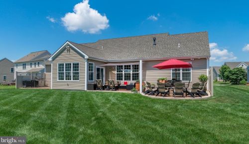 212 Shade Tree Dr, Lancaster PA  17603-5074 exterior