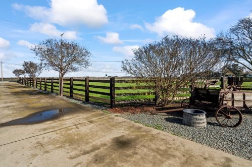 13870 Harney Ln, Lodi, CA 95240-9737