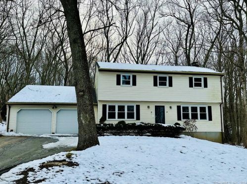 4 Friar Tuck Dr, Gales Ferry, CT 06335-1302