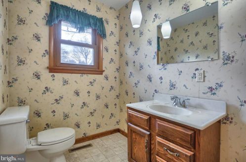 208 Garland Dr, Carlisle PA  17013-4271 exterior