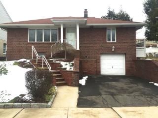 522 Chase Ave, Lyndhurst, NJ 07071-2704